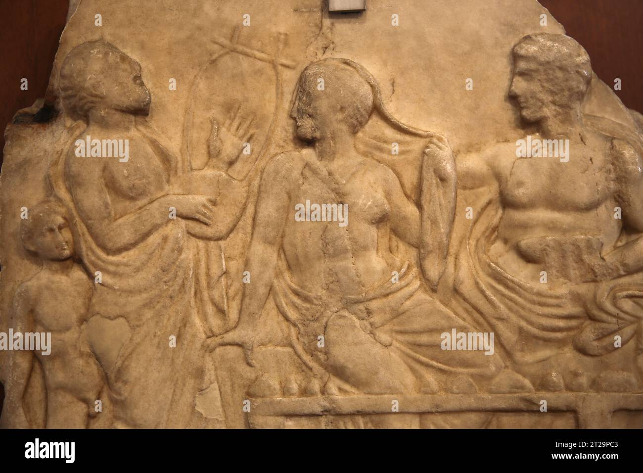 Begräbnisrelief mit Bankettszene. Magna-Graecia Original aus dem späten 5. Jahrhundert v. Chr. Von Rom. Barracco Museum für antike Skulptur. Rom. Italien. Stockfoto