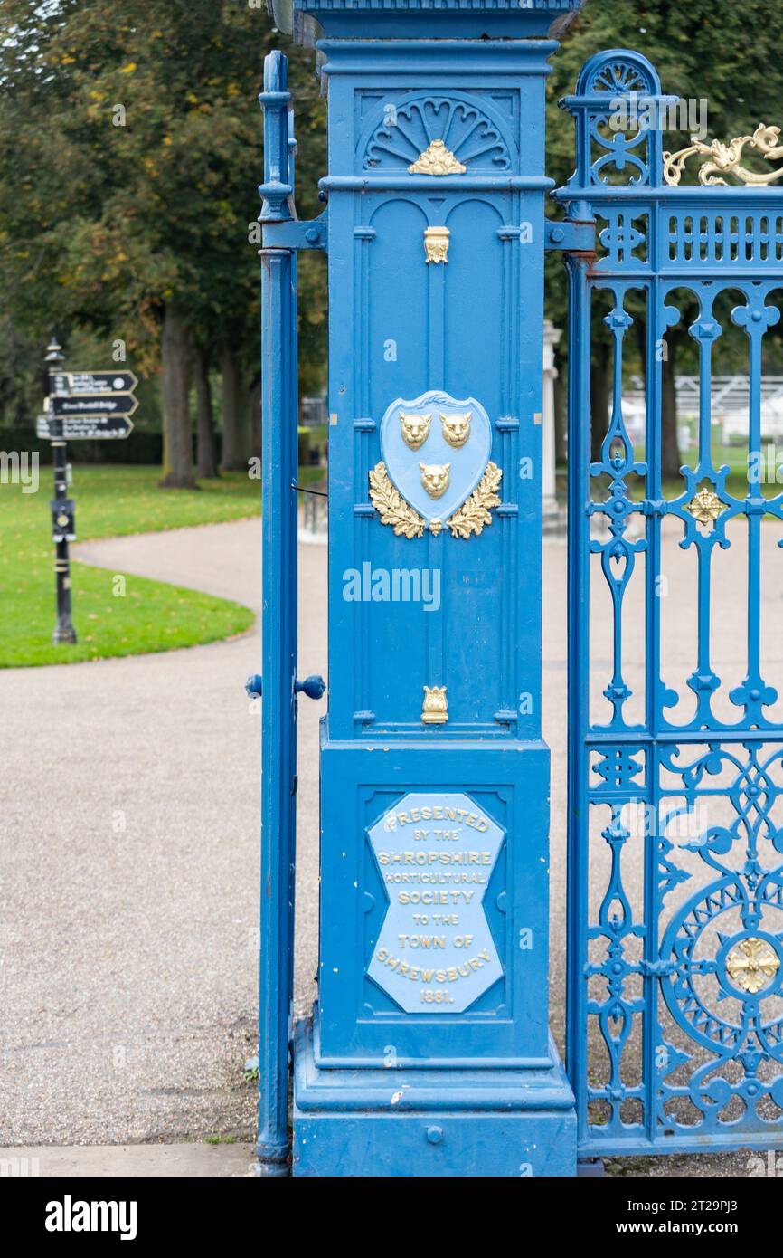 Shrewsbury Shropshire united Kingdom 10, Oktober 2023, blau und Gold verzierte Tore und Pfosten draußen und der Eingang zum shrewsbury Quarry Park Stockfoto