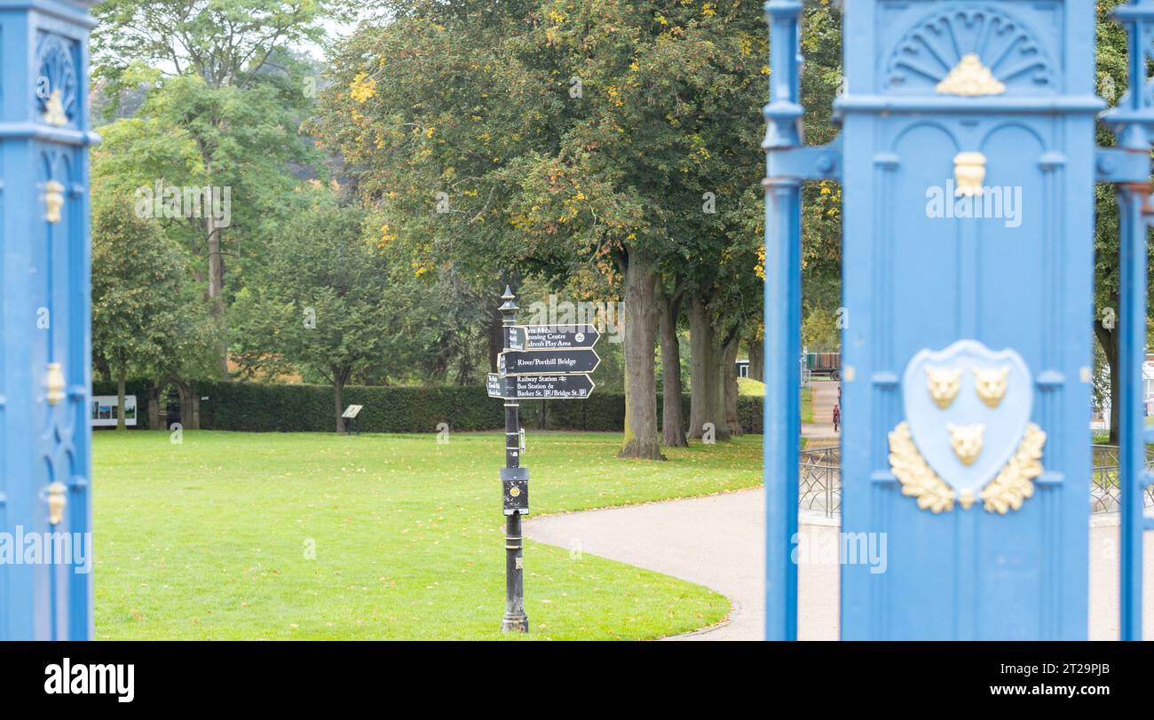 Shrewsbury Shropshire united Kingdom 10, Oktober 2023, blau und Gold verzierte Tore und Pfosten draußen und der Eingang zum shrewsbury Quarry Park Stockfoto