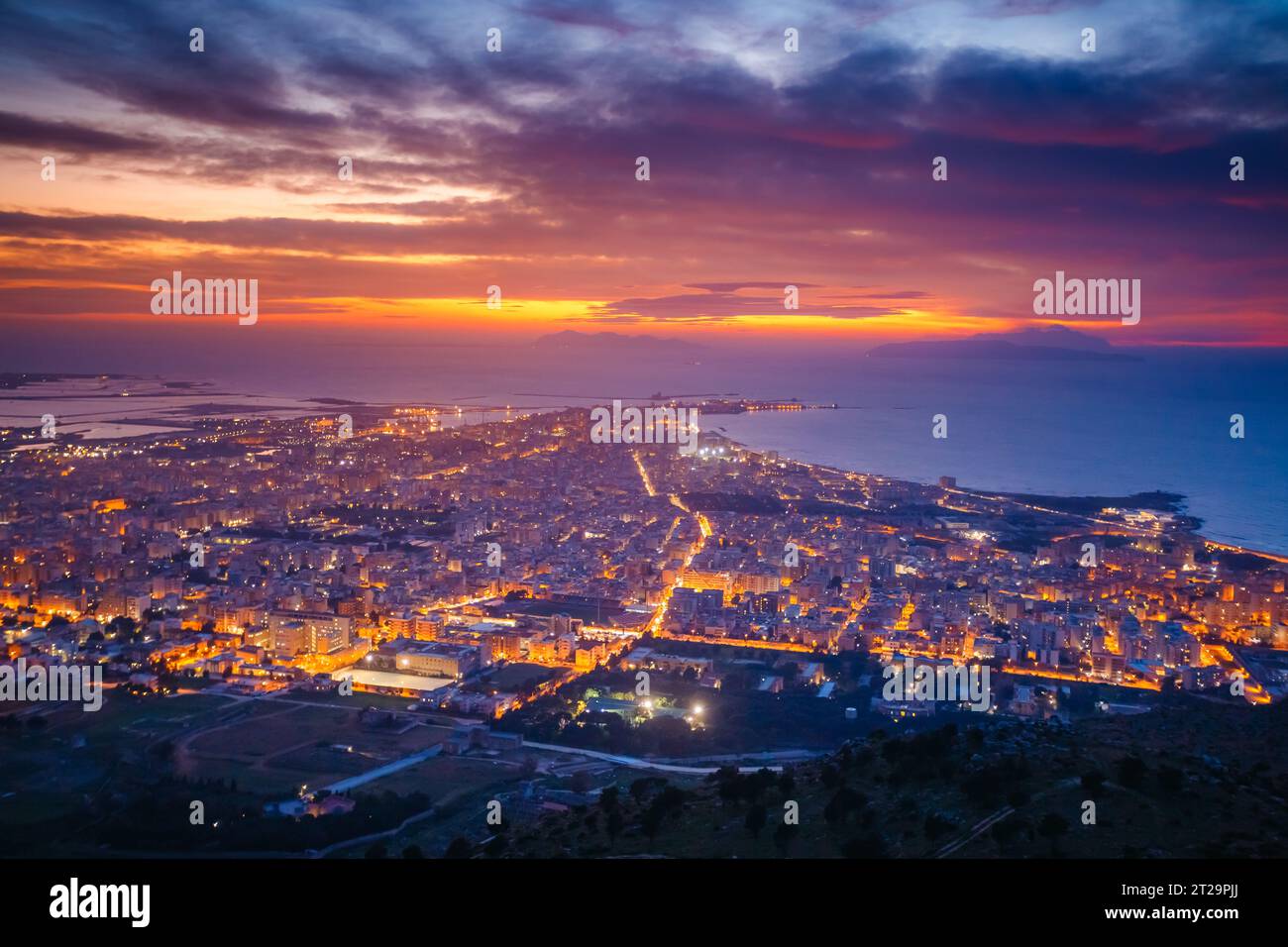 Blick von oben über die beleuchtete Stadt. Dramatische und malerische Szene. Lage Ort Trapani Stadt, Erice, Sizilien, Italien, Europa. Mediterra Stockfoto