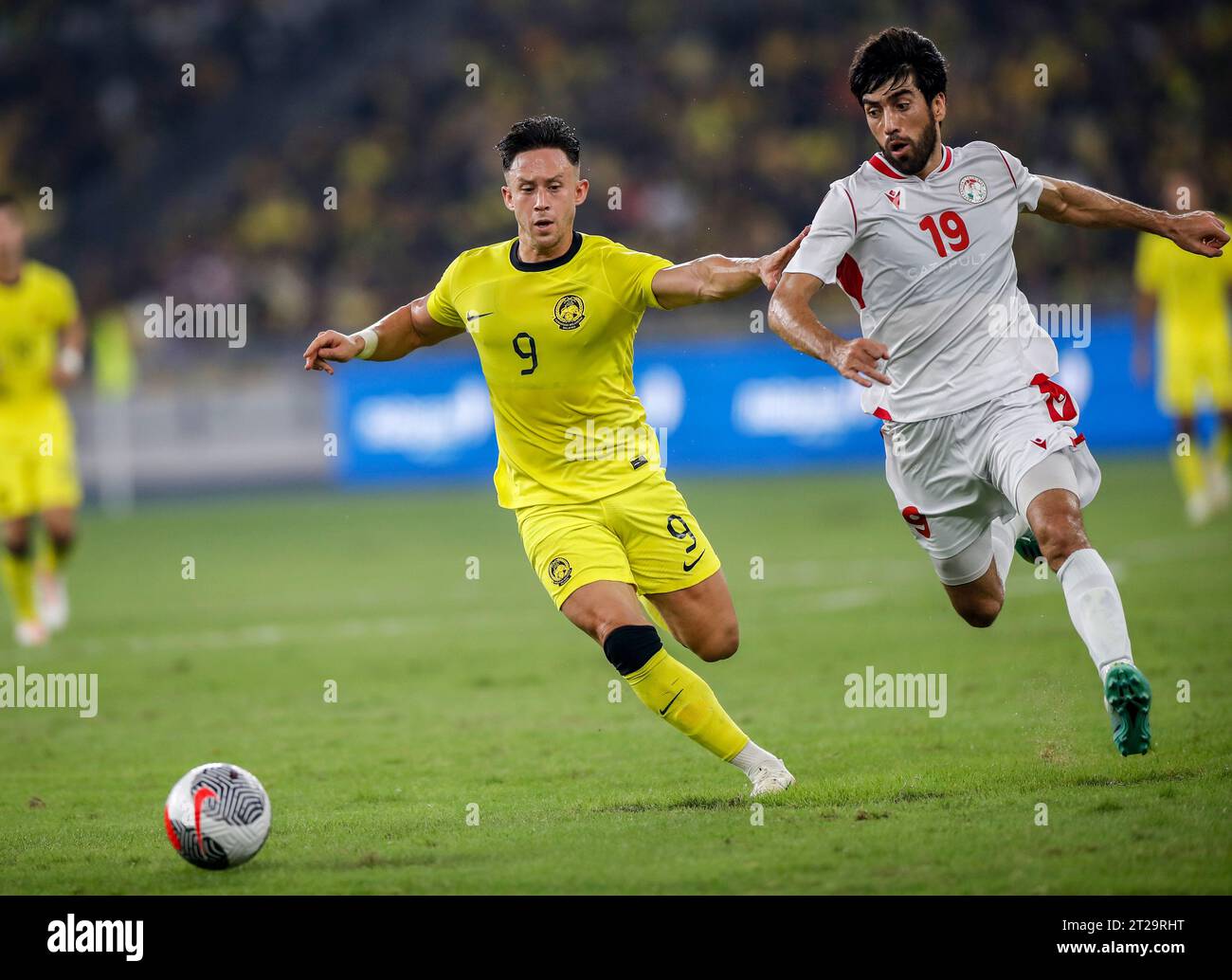 Kuala Lumpur, Malaysia. Oktober 2023. Darren Yee Deng Lok aus Malaysia (L) und Nazarov Kholmurod aus Tadschikistan im Finale des Merdeka Cup 2023 zwischen Malaysia und Tadschikistan im Nationalstadion Bukit Jalil. Endpunktzahl; Malaysia 0:2 Tadschikistan (Foto: Wong Fok Loy/SOPA Images/SIPA USA) Credit: SIPA USA/Alamy Live News Stockfoto