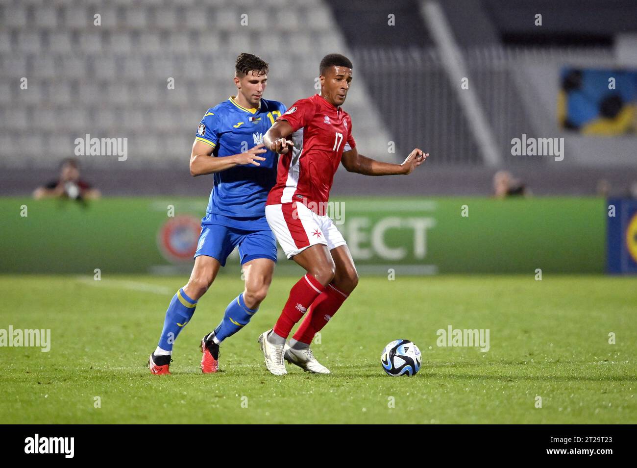 TA' QALI, MALTA - 17. OKTOBER 2023 - die ukrainische Verteidigerin Illia Zabarnyi (L) und der maltesische Stürmer Kyrian Nwoko werden während der UEFA EURO in Aktion gesetzt Stockfoto