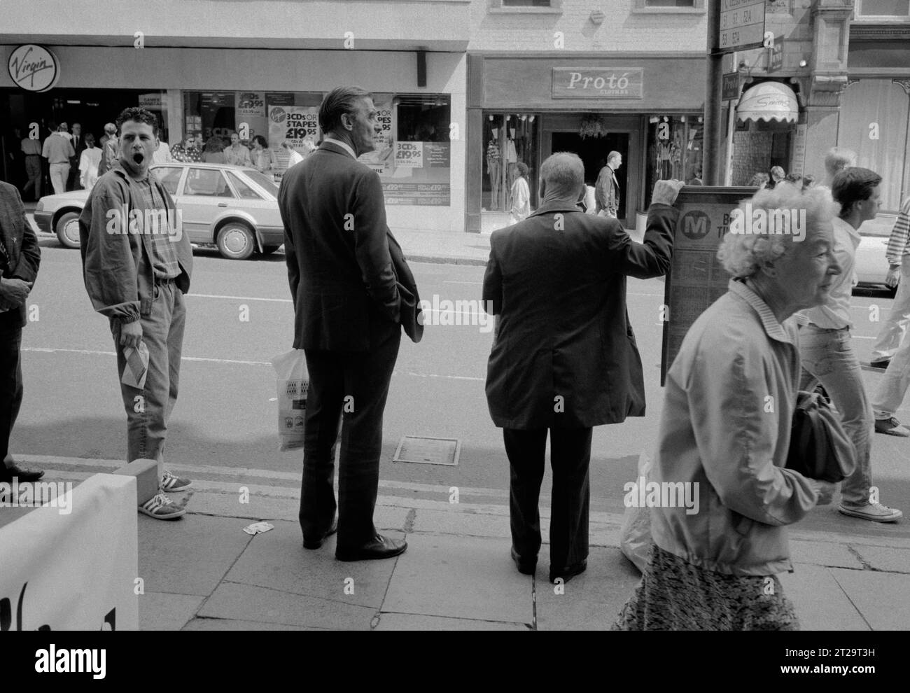 © 2023 John Angerson. 1991: Straßenbild aus Bradford, West Yorkshire. Stockfoto