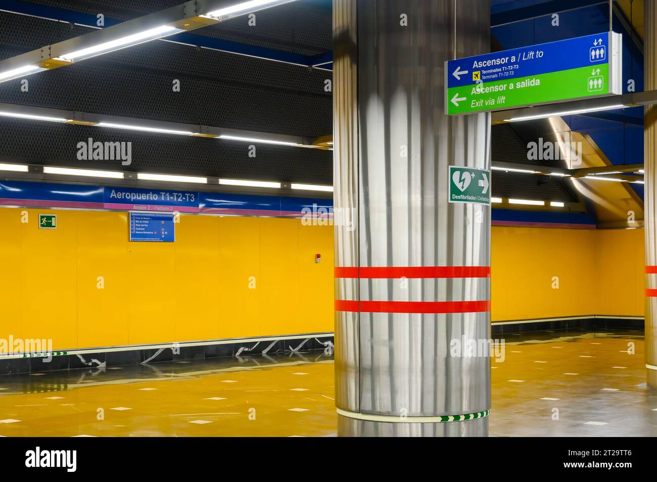 Madrid, Spanien, architektonische Säule und Informationsschilder auf dem Bahnsteig einer U-Bahn-Station. Es sind keine Leute am Tatort. Stockfoto