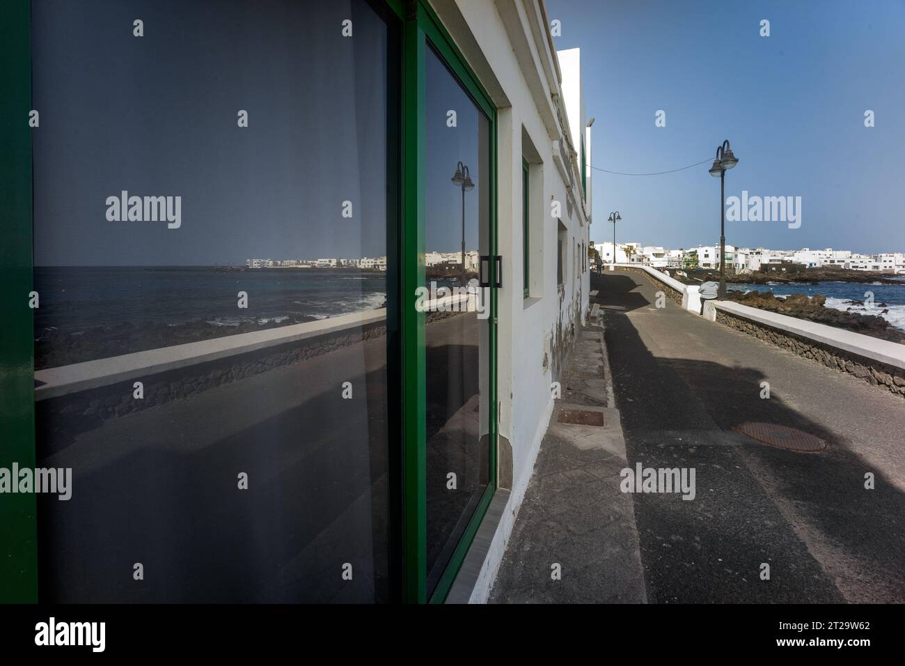 Lanzarote, Punta Mujeres: Haus mit Spiegelfenstern an der Küste in Arrieta Stockfoto
