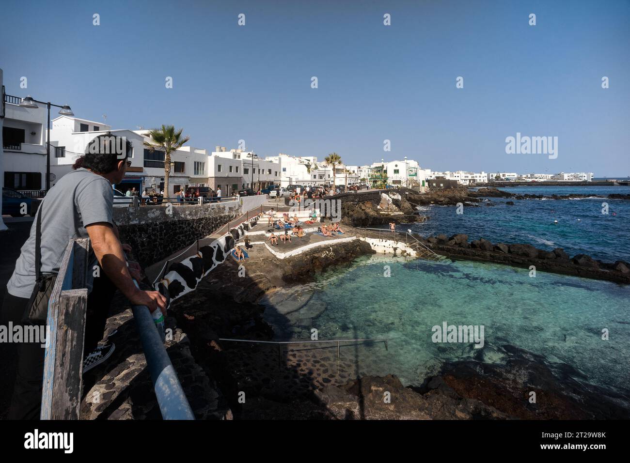 Lanzarote, Punta Mujeres: Natürliche Pools entlang der Stadtpromenade Stockfoto