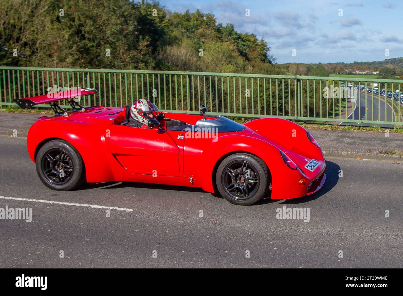 Raffo Belva Barchetta 1998 90er Jahre Red Rare Raffo Kit Car Benzinmotor 1988 ccm, der einzige Raffo Belva Barchetta der Welt. Ein offener Tipo 16-Einsitzer mit Heckspoiler, Coupé mit Klapptüren mit Vierzylinder-Boxermotor aus dem Alfa Romeo Alfasud-Rennwagen; Überquerung der Autobahnbrücke im Großraum Manchester, Großbritannien Stockfoto