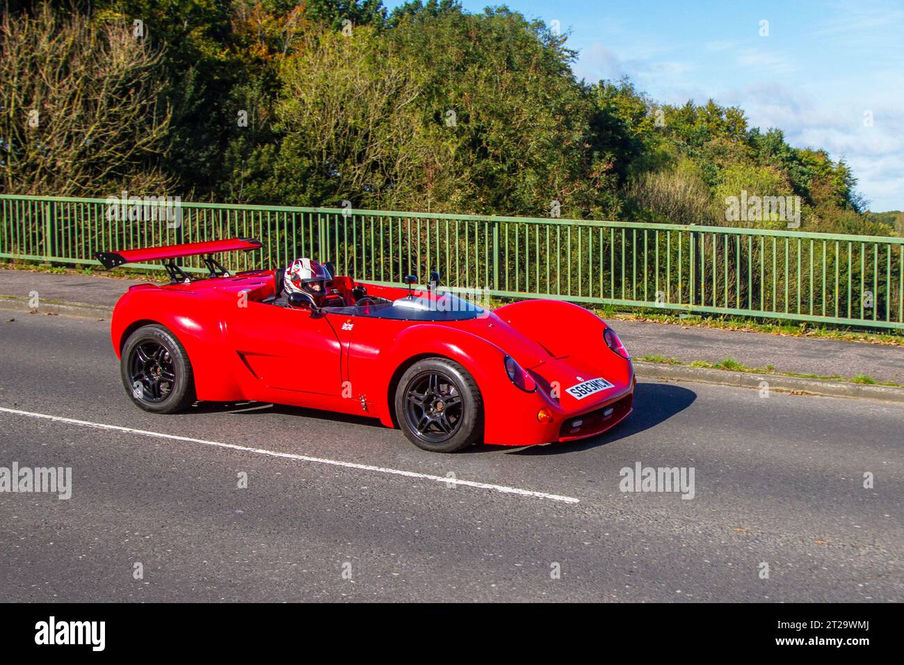 Raffo Belva Barchetta 1998 90er Jahre Red Rare Raffo Kit Car Benzinmotor 1988 ccm, der einzige Raffo Belva Barchetta der Welt. Ein offener Tipo 16-Einsitzer mit Heckspoiler, Coupé mit Klapptüren mit Vierzylinder-Boxermotor aus dem Alfa Romeo Alfasud-Rennwagen; Überquerung der Autobahnbrücke im Großraum Manchester, Großbritannien Stockfoto
