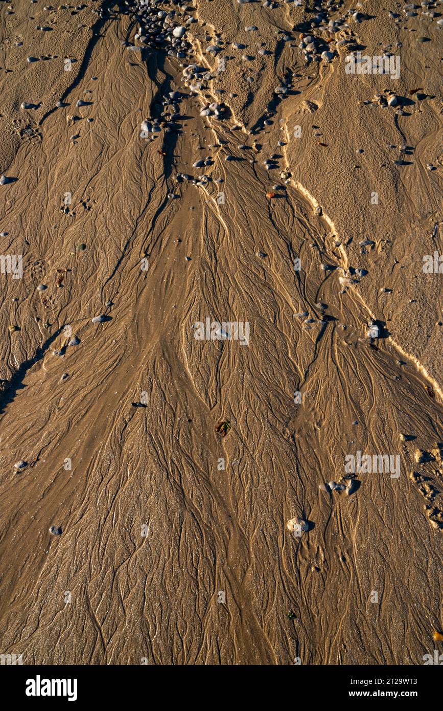 Muster im Sand am Traeth Bychan Beach an der Ostküste von Anglesey, Nordwales Stockfoto