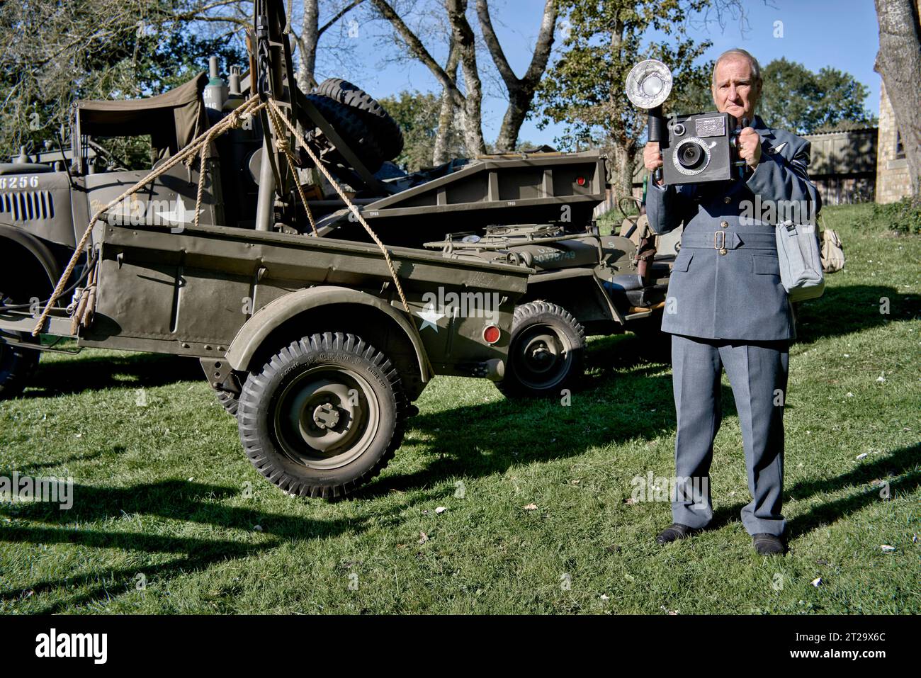 Vintage-Fotograf mit Box-Kamera und in britischer RAF-Uniform und Krankenschwester. Ehepaar der 1940er Jahre, Avoncroft Museum, Bromsgrove, England Großbritannien Stockfoto