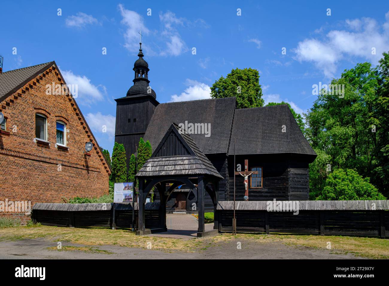 Die Peter-Paul-Kirche, eine Schrotholzkirche von 1788, gehört zu den Baudenkmälern von Roznow (Rosen), Gemeinde Wolczyn, Kreis Kluczbork, Woiwodschaft Stockfoto