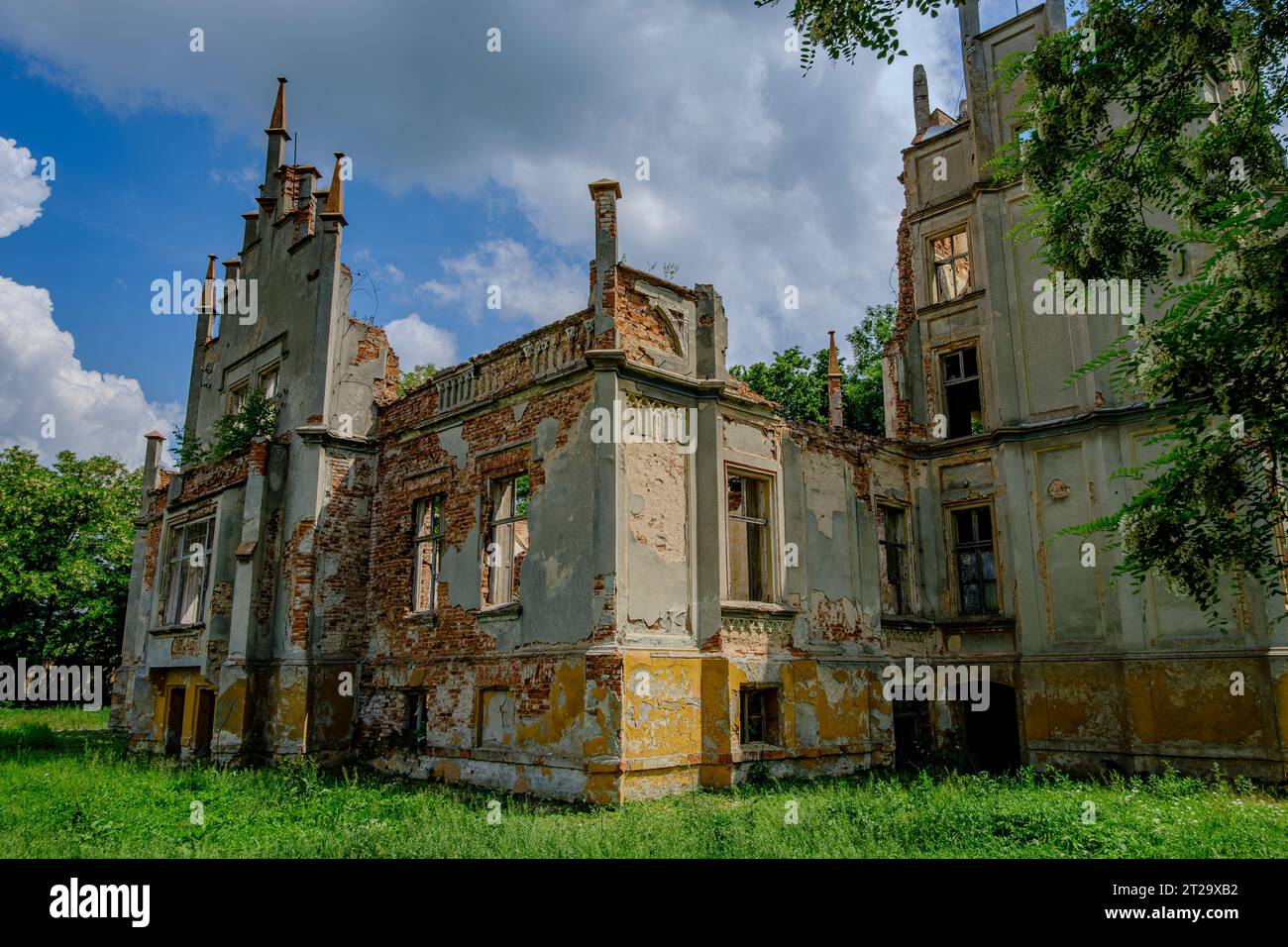 Die Ruine des Herrenhauses Rosen, ein neogotisches Gebäude aus der zweiten Hälfte des 19. Jahrhunderts, in Roznow (Rosen), Woiwodschaft Oppeln, Polen. Stockfoto