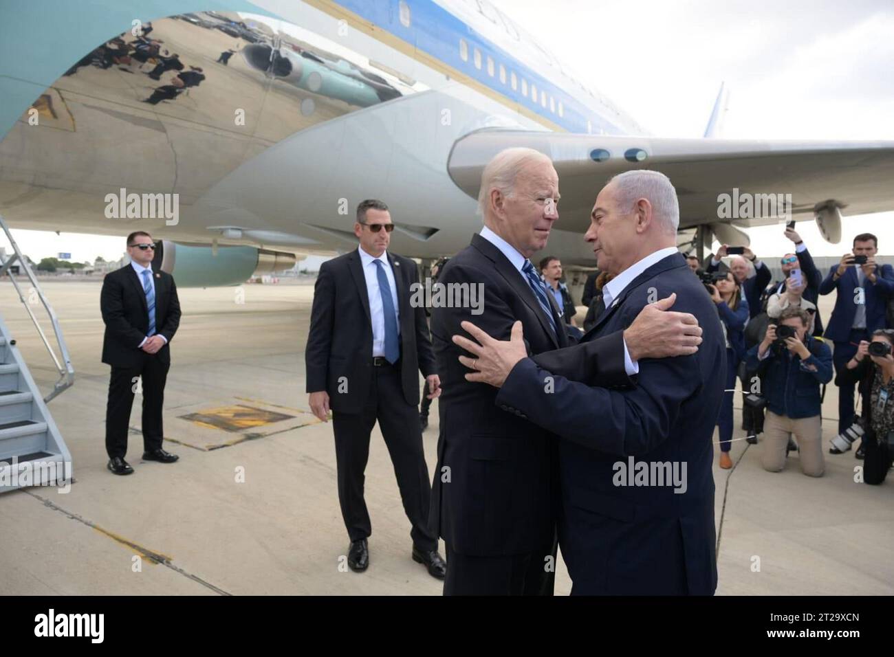 Tel Aviv, Israel. Oktober 2023. Präsident Joe Biden (L) umarmt den israelischen Premierminister Benjamin Netanjahu (R) bei der Ankunft in Tel Aviv, Israel, am Mittwoch, den 18. Oktober 2023. Biden reiste in die Region als Teil einer diplomatischen Anstrengung, um zu verhindern, dass der Krieg zwischen Israel und der Hamas zu einem größeren Konflikt eskaliert, die Unterstützung der USA für Israel verstärkt und humanitäre Hilfe für Gaza zu sichern. Foto: Israelischer PM Press Service/UPI Credit: UPI/Alamy Live News Stockfoto