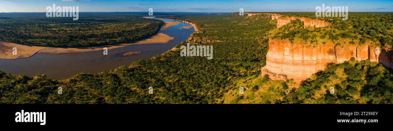 Ein Panoramablick auf die atemberaubenden Chilojo-Klippen im Gonarezhou-Nationalpark in Simbabwe. Stockfoto