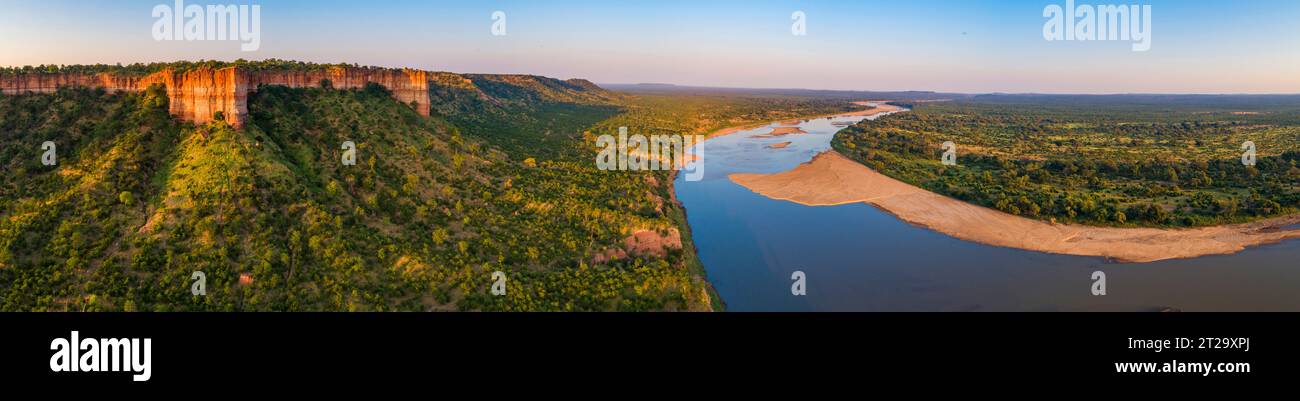 Ein Panoramablick auf die atemberaubenden Chilojo-Klippen im Gonarezhou-Nationalpark in Simbabwe. Stockfoto