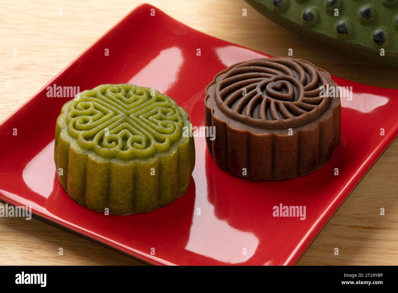 Green Snowskin oder Crystal Skin Mooncake und Chocolate Mooncake, neue Varianten von Mooncake für das Mid-Herbstfest aus nächster Nähe Stockfoto