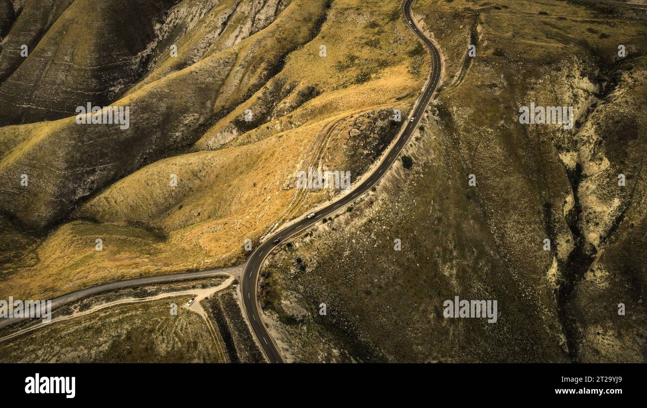 Kurve straßen von oben -Fotos und -Bildmaterial in hoher Auflösung – Alamy