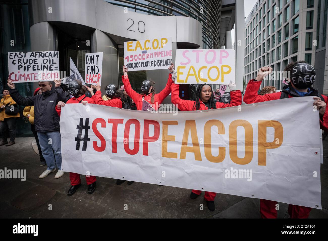 London, Großbritannien. Oktober 2023. Klimaschutzaktivisten der Extinction Rebellion (XR) versammeln sich vor den Büros der Standard Bank, 20 Gresham Street, um ein Ende der fossilen Brennstoffe zu fordern und „den Ölfluss zu stoppen“. Guy Corbishley/Alamy Live News Stockfoto