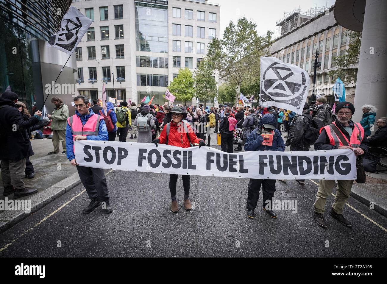 London, Großbritannien. Oktober 2023. Klimaschutzaktivisten der Extinction Rebellion (XR) versammeln sich vor den Büros der Standard Bank, 20 Gresham Street, um ein Ende der fossilen Brennstoffe zu fordern und „den Ölfluss zu stoppen“. Guy Corbishley/Alamy Live News Stockfoto