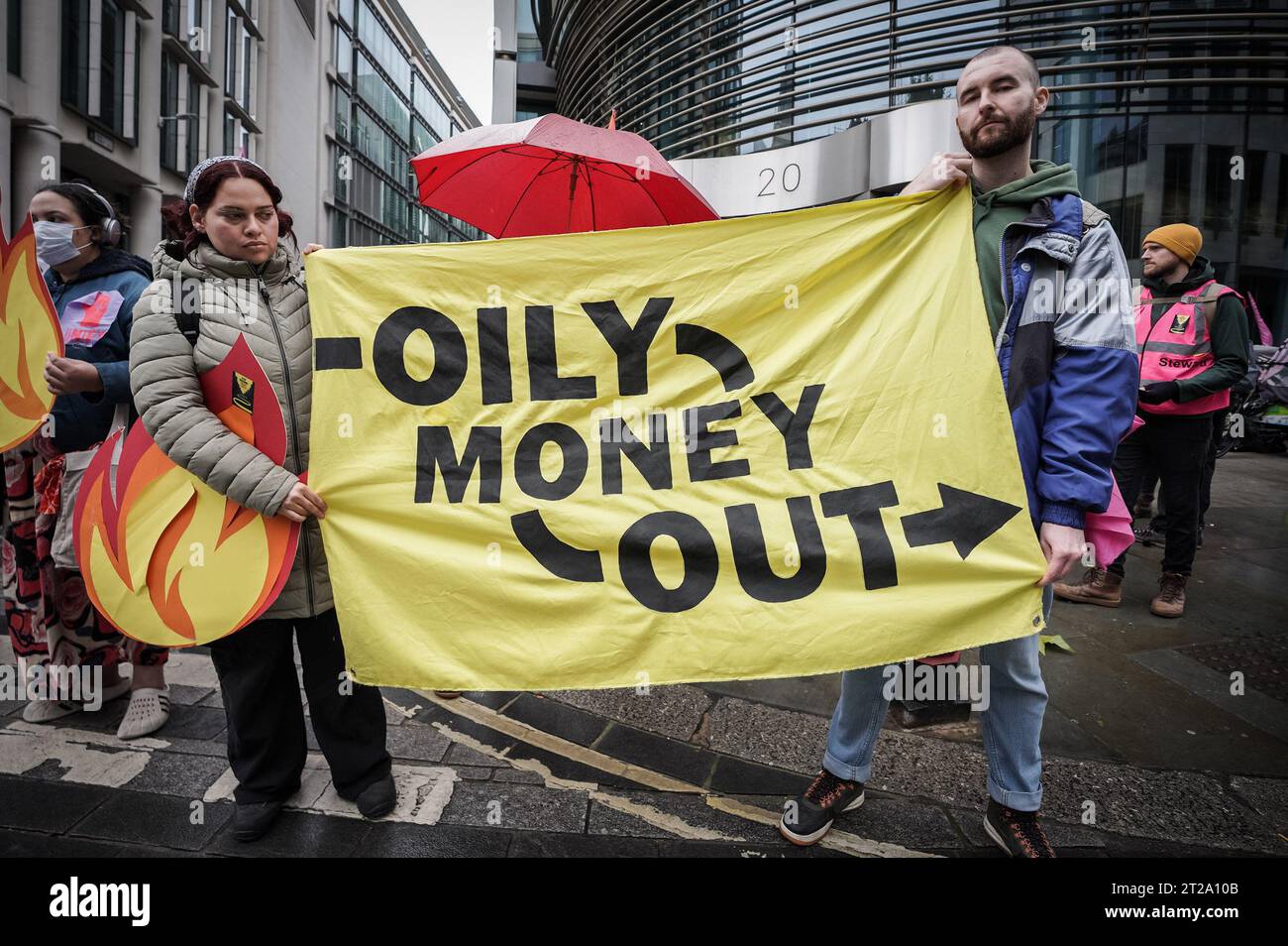 London, Großbritannien. Oktober 2023. Klimaschutzaktivisten der Extinction Rebellion (XR) versammeln sich vor den Büros der Standard Bank, 20 Gresham Street, um ein Ende der fossilen Brennstoffe zu fordern und „den Ölfluss zu stoppen“. Guy Corbishley/Alamy Live News Stockfoto