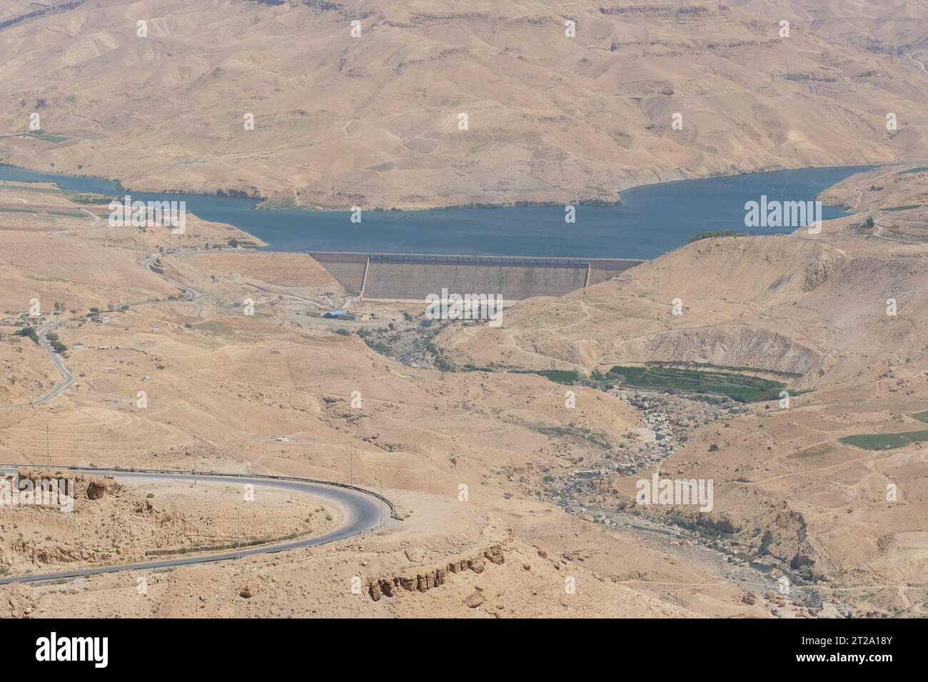 Der Al-Mujib-Damm in der Nähe von Dhiban in Jordanien hält Wasser aus dem Fluss Wadi Al Mujib in der Wüstenlandschaft Jordaniens, aufgenommen im August 2023 Stockfoto