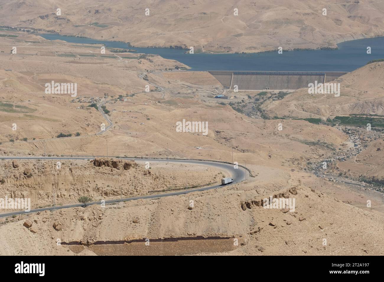 Der Al-Mujib-Damm in der Nähe von Dhiban in Jordanien hält Wasser aus dem Fluss Wadi Al Mujib in der Wüstenlandschaft Jordaniens, aufgenommen im August 2023 Stockfoto