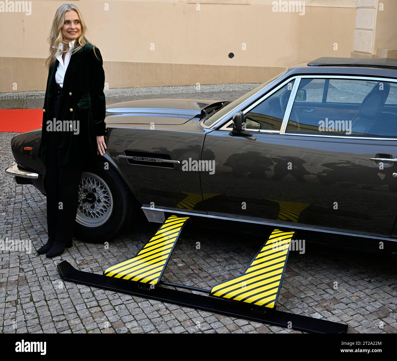 Prag, Tschechische Republik. Oktober 2023. Die Weltausstellung Bond in Motion, die nicht nur für alle Liebhaber von Agent 007, sondern auch für Fans des Autofahrens und Filmemachens gedacht ist, wird nach Prag, Tschechien, ziehen. Die Ausstellung beginnt am 7. Dezember 2023 in Prag. Maryam d’Abo, britische Schauspielerin, bekannt als Bond Girl Kara Milovy im James Bond-Film 1987 posierte für Fotografen während der Pressekonferenz über die Weltausstellung Bond in Motion in Prag, Tschechien, am 18. Oktober 2023. Quelle: Michal Krumphanzl/CTK Photo/Alamy Live News Stockfoto