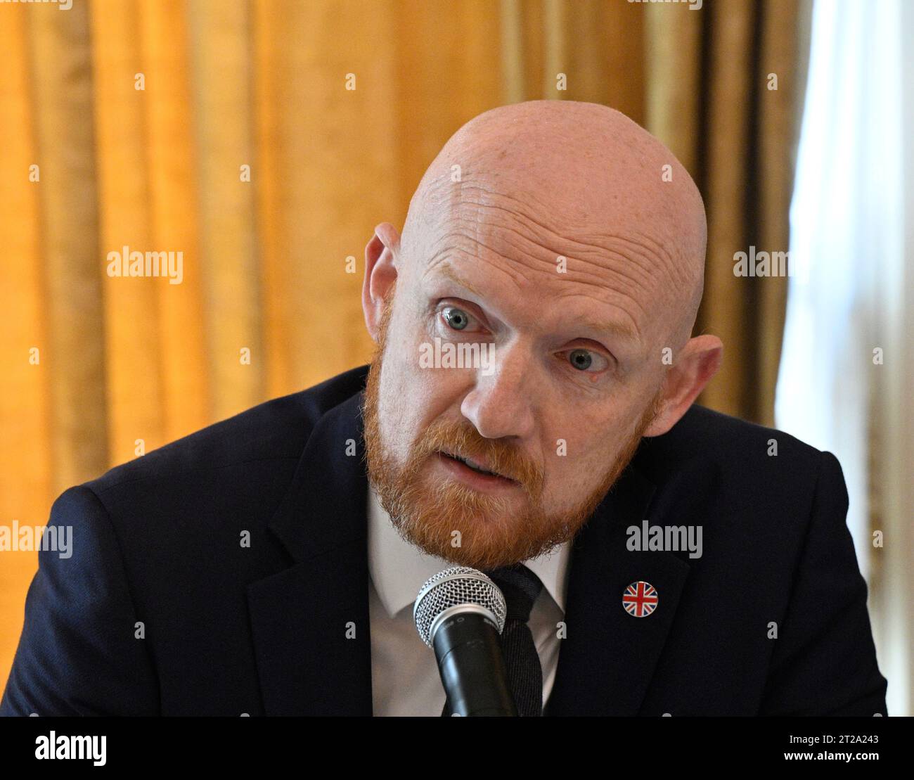 Prag, Tschechische Republik. Oktober 2023. Die Weltausstellung Bond in Motion, die nicht nur für alle Liebhaber von Agent 007, sondern auch für Fans des Autofahrens und Filmemachens gedacht ist, wird nach Prag, Tschechien, ziehen. Die Ausstellung beginnt am 7. Dezember 2023 in Prag. Der britische Botschafter Matt Field in der Tschechischen Republik spricht während der Pressekonferenz über die Weltausstellung Bond in Motion in Prag, Tschechische Republik, 18. Oktober 2023. Quelle: Michal Krumphanzl/CTK Photo/Alamy Live News Stockfoto