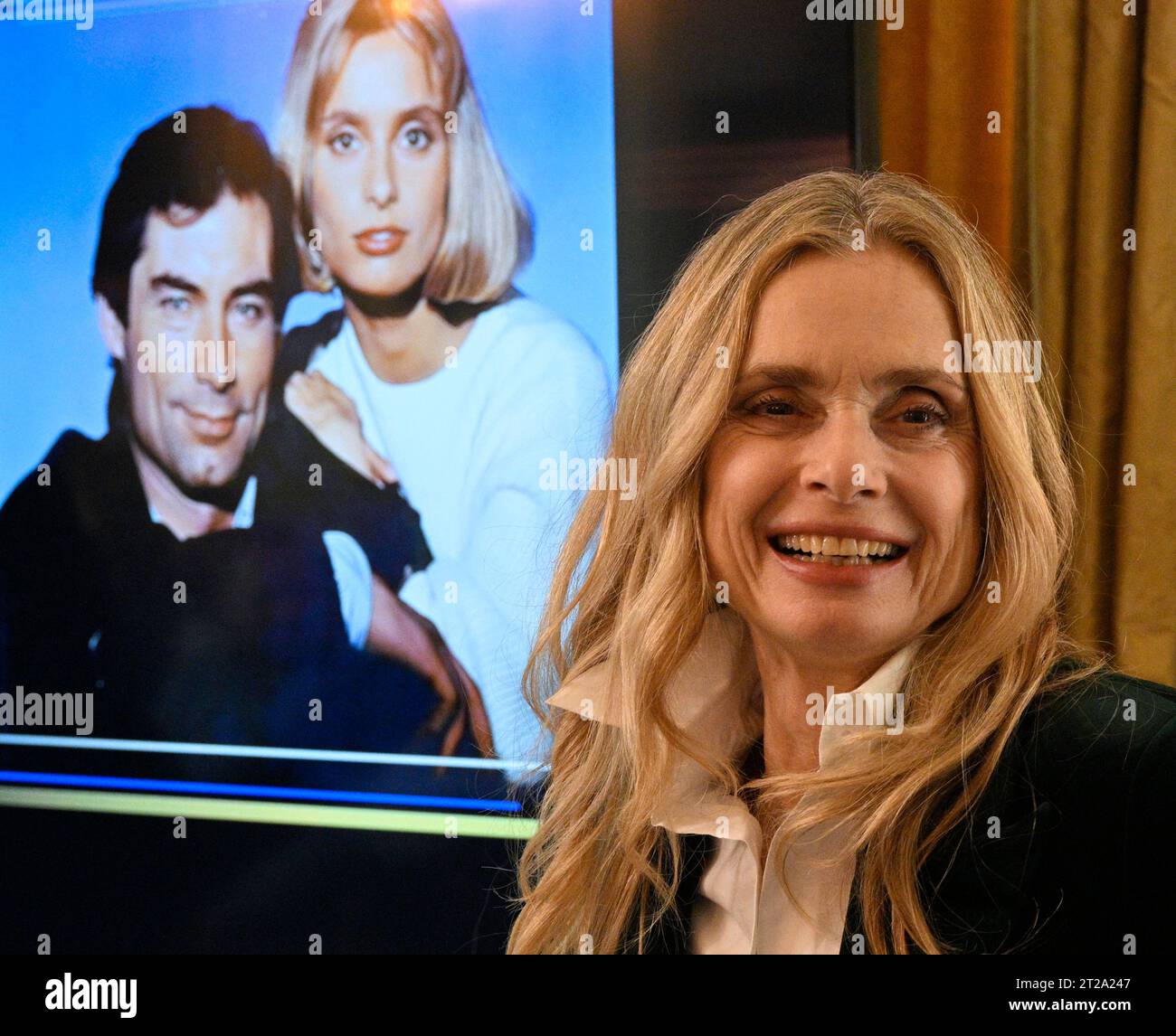 Prag, Tschechische Republik. Oktober 2023. Die Weltausstellung Bond in Motion, die nicht nur für alle Liebhaber von Agent 007, sondern auch für Fans des Autofahrens und Filmemachens gedacht ist, wird nach Prag, Tschechien, ziehen. Die Ausstellung beginnt am 7. Dezember 2023 in Prag. Maryam d’Abo, britische Schauspielerin, bekannt als Bond Girl Kara Milovy im James Bond-Film 1987, spricht während der Pressekonferenz über die Weltausstellung Bond in Motion in Prag, Tschechische Republik, am 18. Oktober 2023. Quelle: Michal Krumphanzl/CTK Photo/Alamy Live News Stockfoto