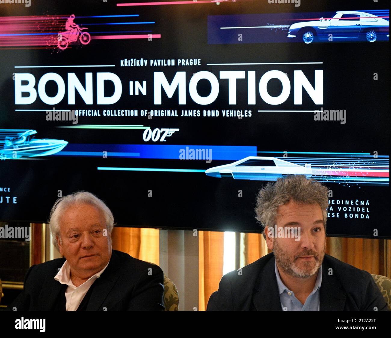 Prag, Tschechische Republik. Oktober 2023. Die Weltausstellung Bond in Motion, die nicht nur für alle Liebhaber von Agent 007, sondern auch für Fans des Autofahrens und Filmemachens gedacht ist, wird nach Prag, Tschechien, ziehen. Die Ausstellung beginnt am 7. Dezember 2023 in Prag. Serge Borenstein (links) und Nicolas Borenstein sprechen während der Pressekonferenz über die Weltausstellung Bond in Motion in Prag, Tschechien, 18. Oktober 2023. Quelle: Michal Krumphanzl/CTK Photo/Alamy Live News Stockfoto