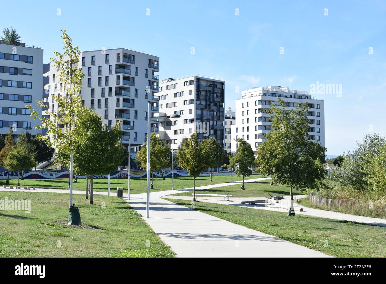 WIEN, ÖSTERREICH - 2. OKTOBER 2023: Moderne Wohnbauarchitektur in der Seestadt Aspern, einem der größten Stadtentwicklungsgebiete Europas. Stockfoto