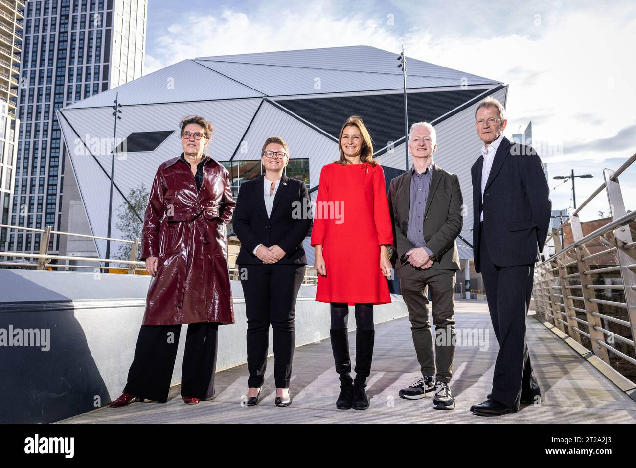 NUR ZUR REDAKTIONELLEN VERWENDUNG (von links nach rechts) Ellen van Loon, OMA Partner und Lead Architect, Bev Craig, Leader of Manchester City Council, Rt Hon Lucy Frazer MP, Secretary of State for Culture, Media and Sport, John McGrath, Artistic Director und Chief Executive of Factory International, und Sir Nicholas Serota, Vorsitzender, Arts Council England vor den Aviva Studios, Manchesters neues kulturelles Wahrzeichen und ständiger Sitz der Factory International, vor der offiziellen Eröffnung und der Weltpremiere von Free Your Mind, einer großangelegten, immersiven Performance auf der Basis der Matrix. Bilddatum: Mittwoch, 1. Oktober Stockfoto