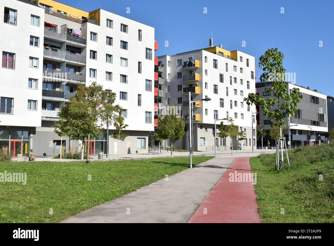 WIEN, ÖSTERREICH - 2. OKTOBER 2023: Moderne Wohnbauarchitektur in der Seestadt Aspern, einem der größten Stadtentwicklungsgebiete Europas. Stockfoto