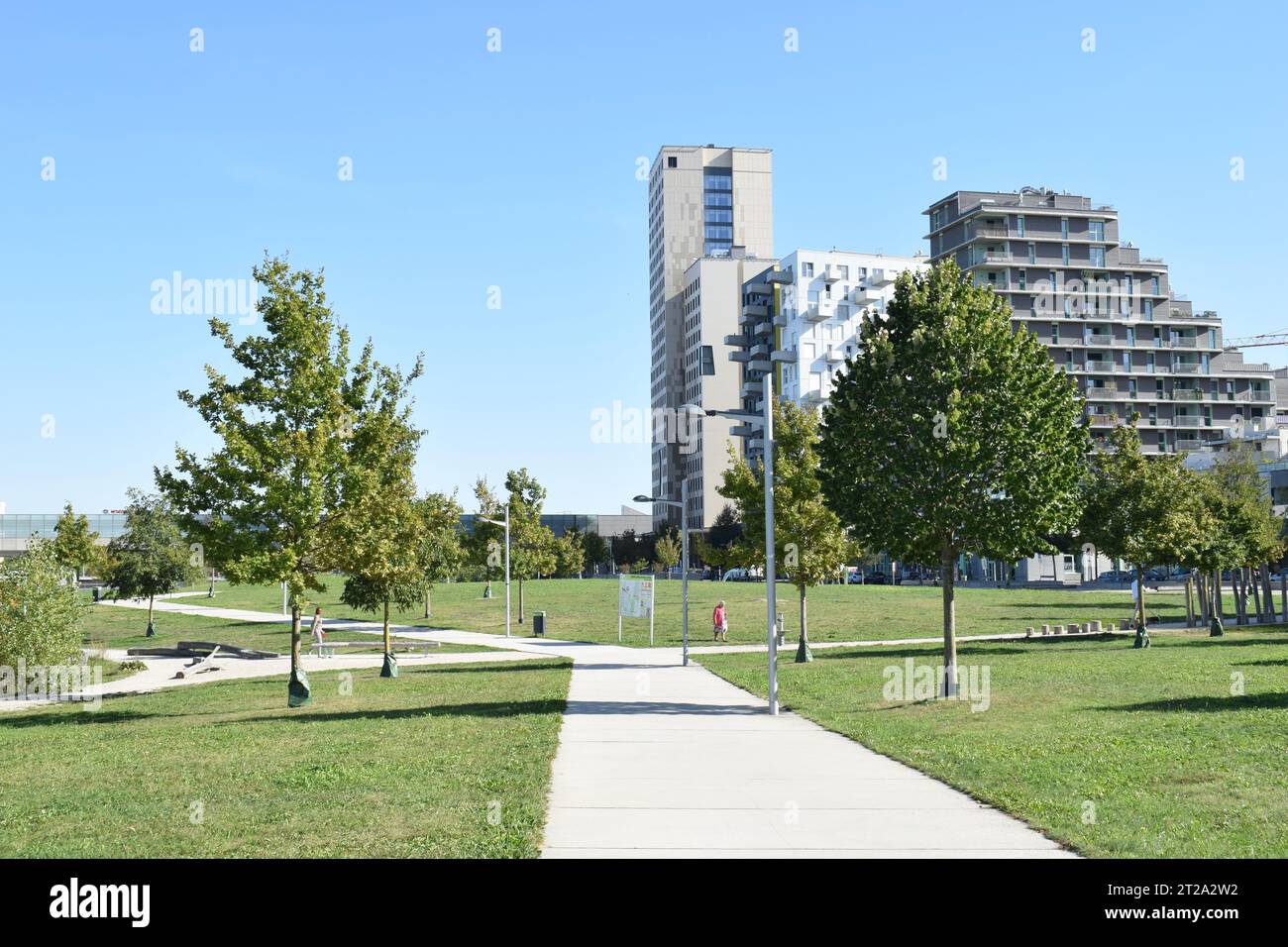 WIEN, ÖSTERREICH - 2. OKTOBER 2023: Moderne Wohnbauarchitektur in der Seestadt Aspern, einem der größten Stadtentwicklungsgebiete Europas. Stockfoto