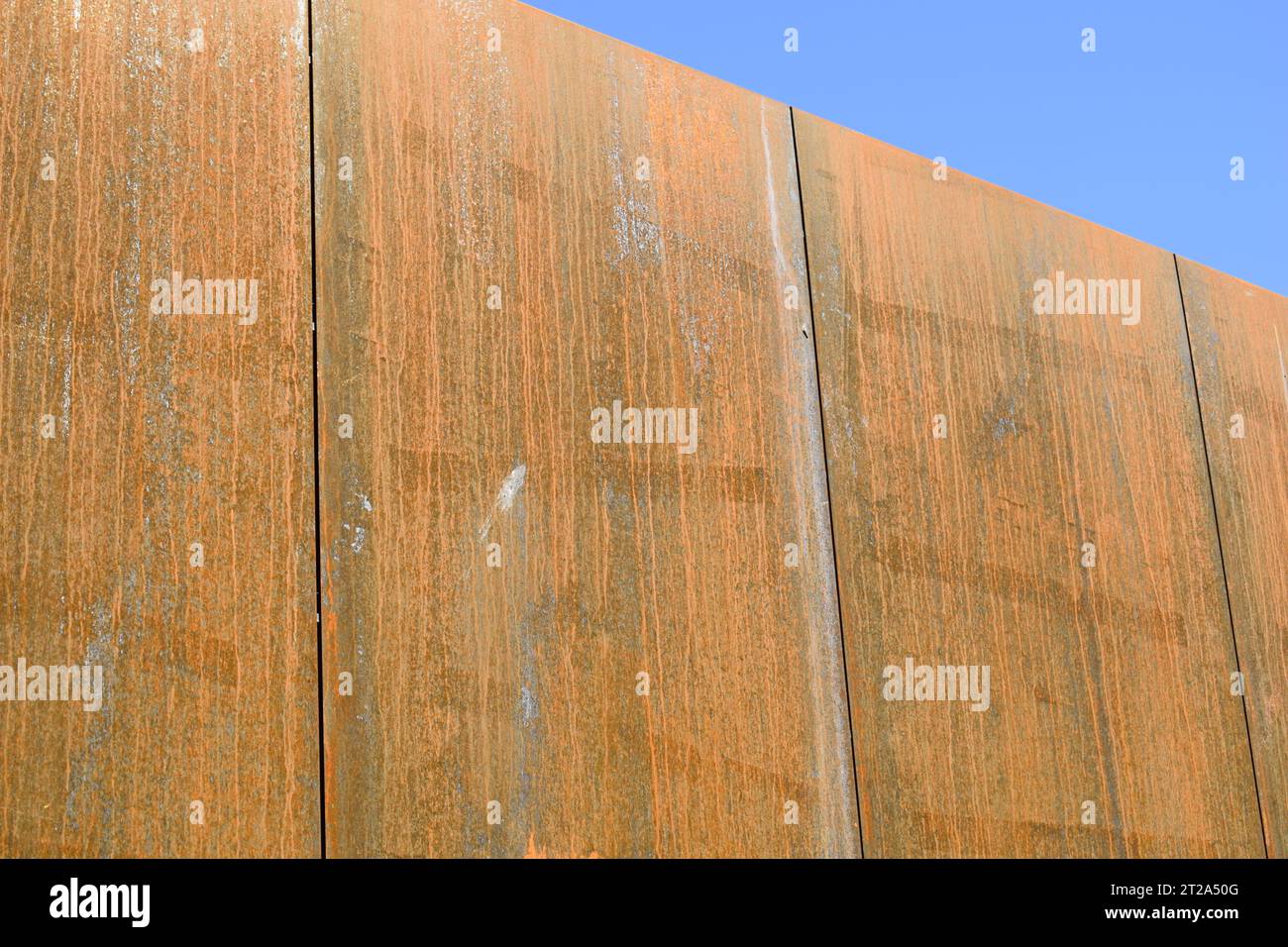 Rostige Oberfläche von verwitterten Stahlfassadenplatten an der Außenseite eines Gebäudes Stockfoto
