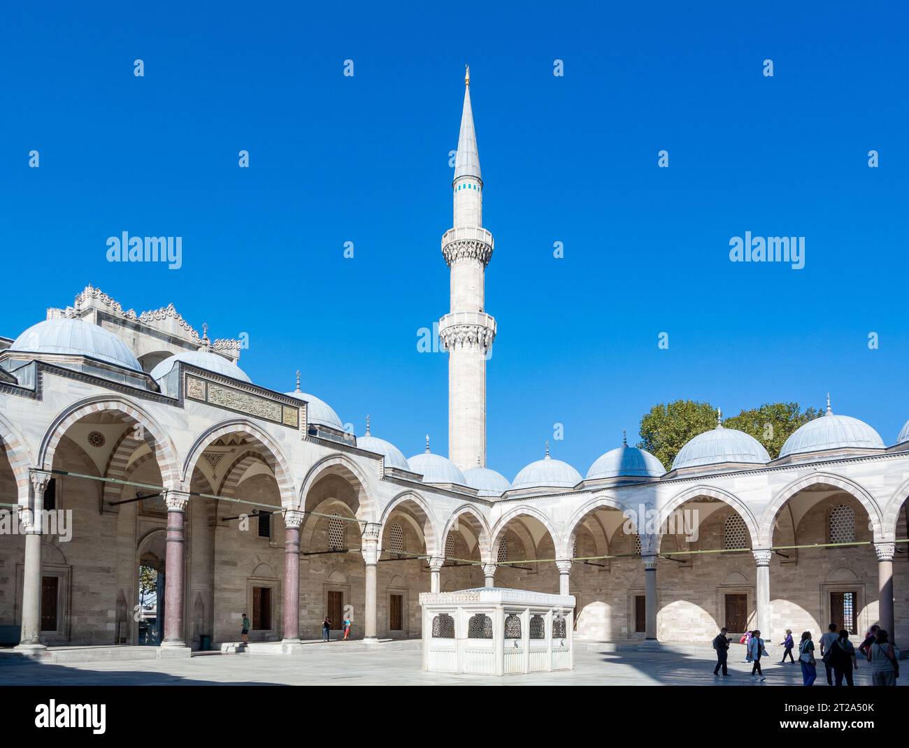 Istanbul, Türkei, der Innenhof der Süleymaniye-Moschee, ( türkisch, Süleymaniye Camii) im Stadtteil Fatih in Istanbul, nur Editorial. Stockfoto