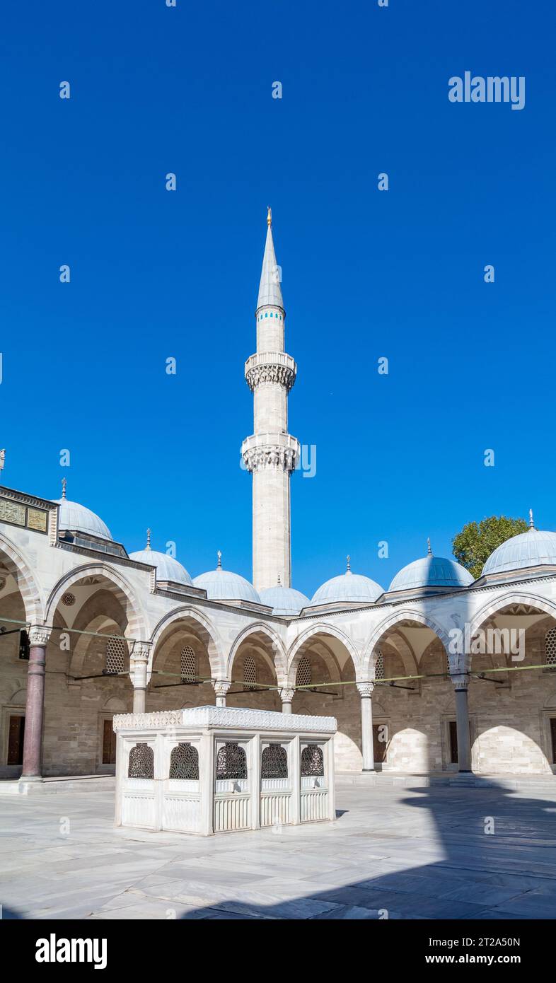 Istanbul, Türkei, der Innenhof der Süleymaniye-Moschee, ( türkisch, Süleymaniye Camii) im Stadtteil Fatih in Istanbul, nur Editorial. Stockfoto