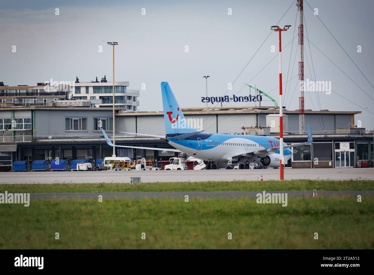 Oostende, Belgien. Oktober 2023. Ein Flugzeug der Tui ist von Lille-Rijsel abgewichen, das am Mittwoch, den 18. Oktober 2023, bei einem Bombenalarm auf dem Flughafen Oostende gezeigt wurde. BELGA FOTO KURT DESPLENTER Credit: Belga Nachrichtenagentur/Alamy Live News Stockfoto