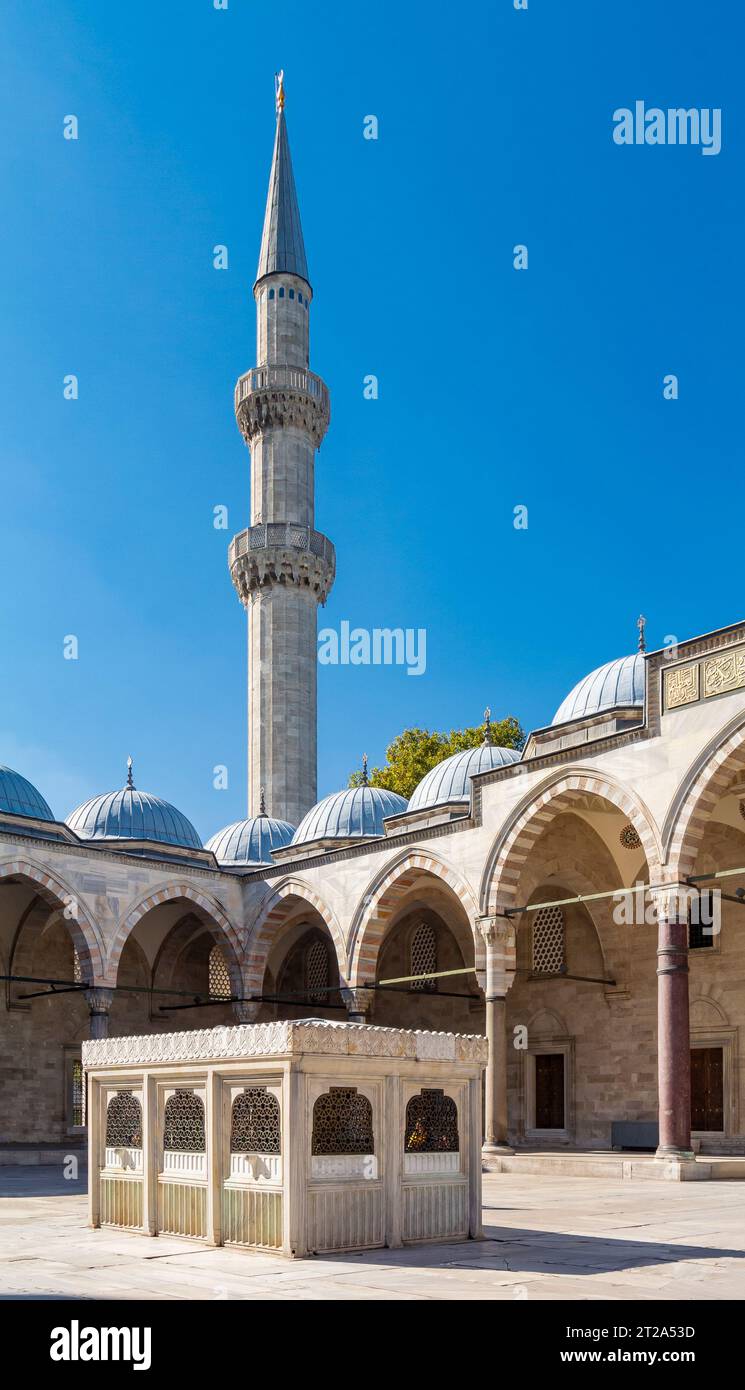 Istanbul, Türkei, der Innenhof der Süleymaniye-Moschee, ( türkisch, Süleymaniye Camii) im Stadtteil Fatih in Istanbul, nur Editorial. Stockfoto