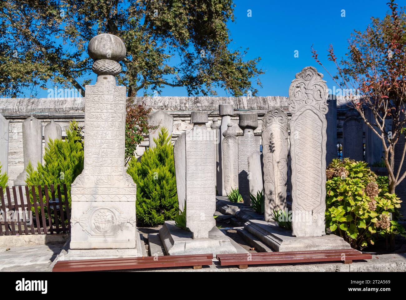 Istanbul, Türkei, die Gräber auf einem Friedhof der Süleymaniye-Moschee (türkisch, Süleymaniye Camii) auf dem dritten Hügel in Istanbul. Stockfoto