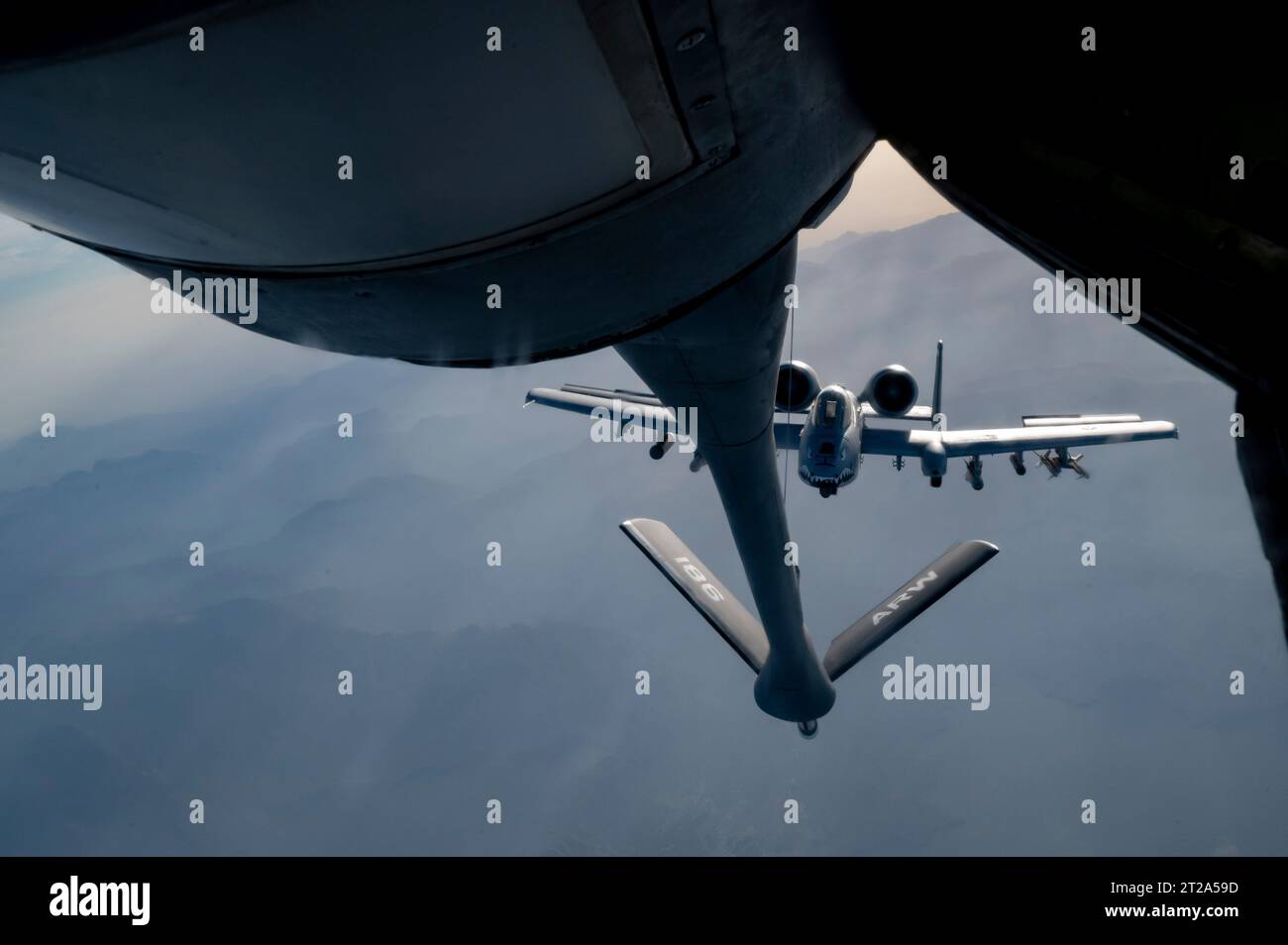 Kontrollgebiet, Syrien. Juni 2023. Ein Luftstützflugzeug Der US Air Force A-10 Thunderbolt II nähert sich einer KC-135 Stratotanker, um während einer Patrouille über dem zentralen Kommandobereich am 1. Juni 2023 in Syrien mit Luft betankt zu werden. Gutschrift: SSgt. Emily Farnsworth/Planetpix/Alamy Live News Stockfoto