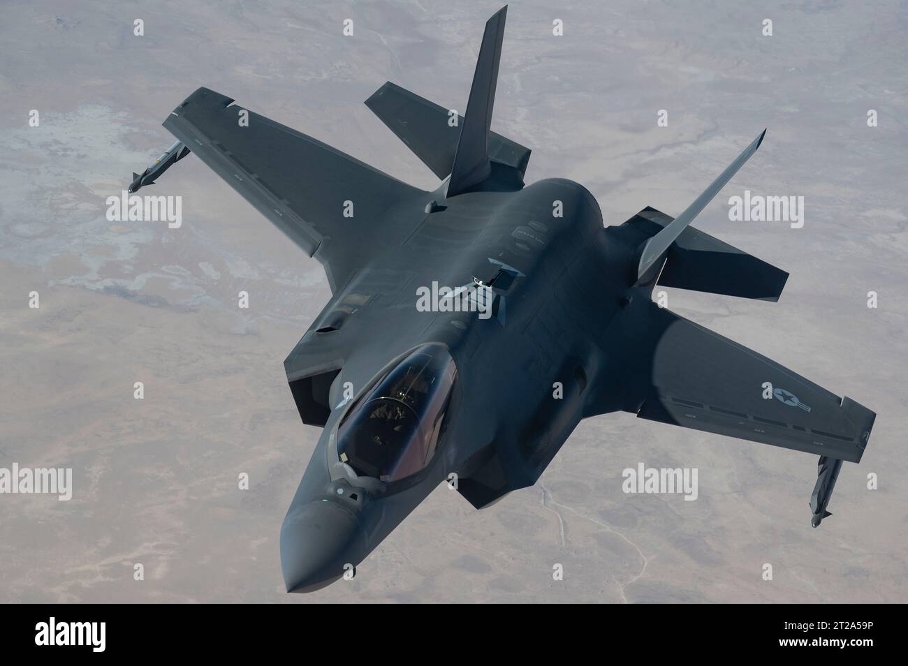 Kontrollgebiet, Syrien. August 2023. Ein F-35 Lightning II-Tarnjäger der US-Luftwaffe nähert sich einem KC-135 Stratotanker, um während einer Patrouille über dem zentralen Kommandobereich am 3. August 2023 in Syrien mit Luft betankt zu werden. Gutschrift: SSgt. Emily Farnsworth/Planetpix/Alamy Live News Stockfoto