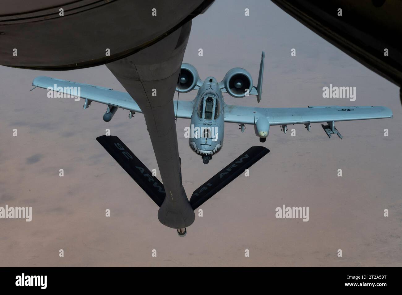 Kontrollgebiet, Syrien. Juni 2023. Ein Luftstützflugzeug Der US Air Force A-10 Thunderbolt II nähert sich einer KC-135 Stratotanker, um während einer Patrouille über dem zentralen Kommandobereich am 6. Juni 2023 in Syrien mit Luft betankt zu werden. Gutschrift: SSgt. Emily Farnsworth/Planetpix/Alamy Live News Stockfoto