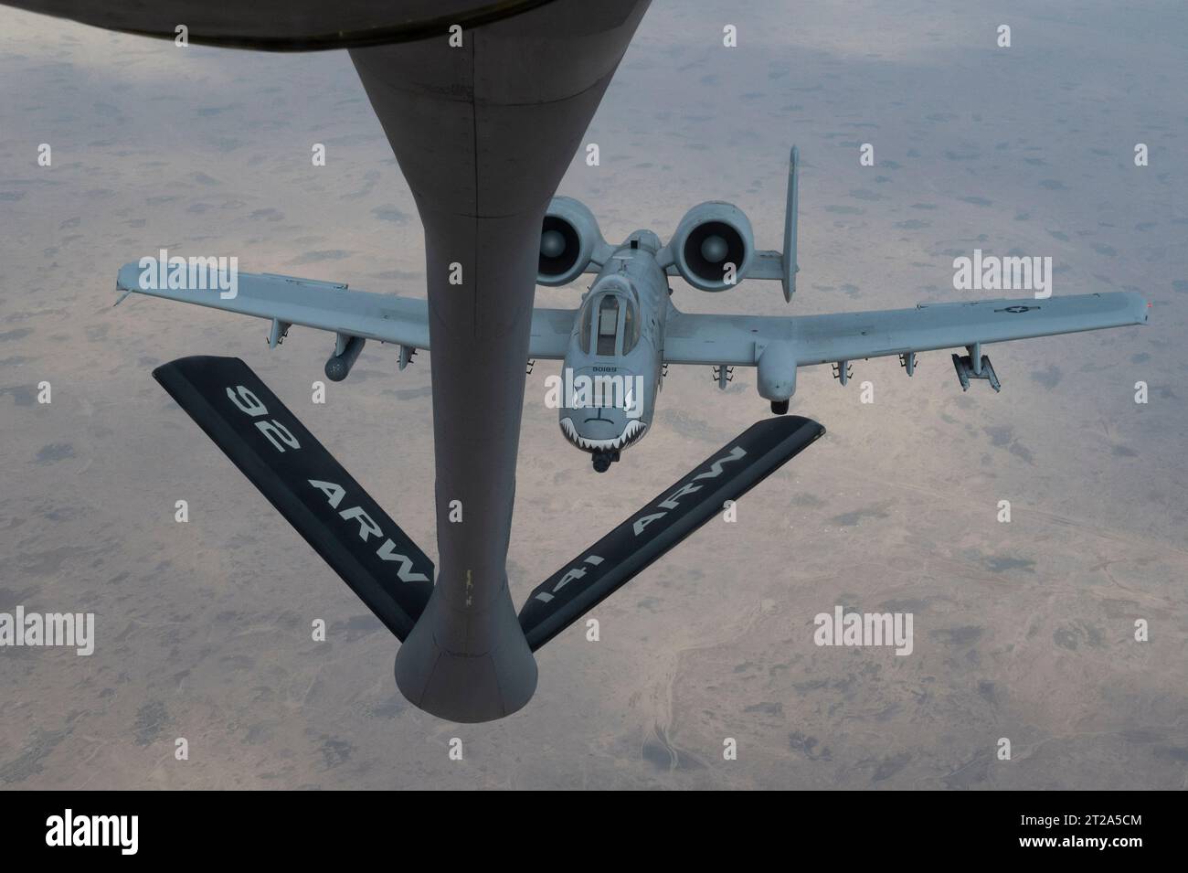 Kontrollgebiet, Syrien. Juni 2023. Ein Luftstützflugzeug Der US Air Force A-10 Thunderbolt II nähert sich einer KC-135 Stratotanker, um während einer Patrouille über dem zentralen Kommandobereich am 6. Juni 2023 in Syrien mit Luft betankt zu werden. Gutschrift: SSgt. Emily Farnsworth/Planetpix/Alamy Live News Stockfoto