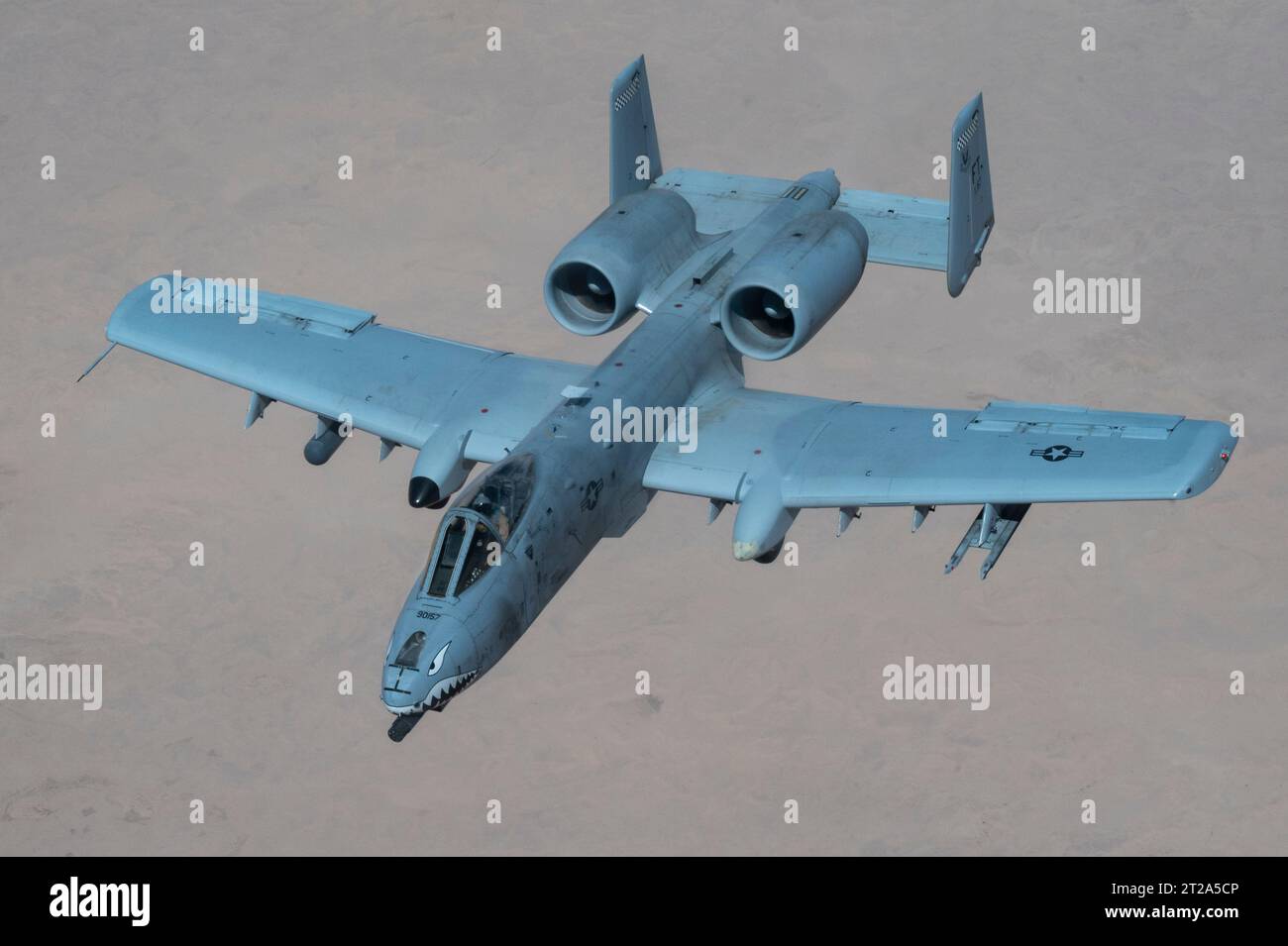 Kontrollgebiet, Syrien. Juni 2023. Ein Luftstützflugzeug Der US Air Force A-10 Thunderbolt II nähert sich einer KC-135 Stratotanker, um während einer Patrouille über dem zentralen Kommandobereich am 6. Juni 2023 in Syrien mit Luft betankt zu werden. Gutschrift: SSgt. Emily Farnsworth/Planetpix/Alamy Live News Stockfoto