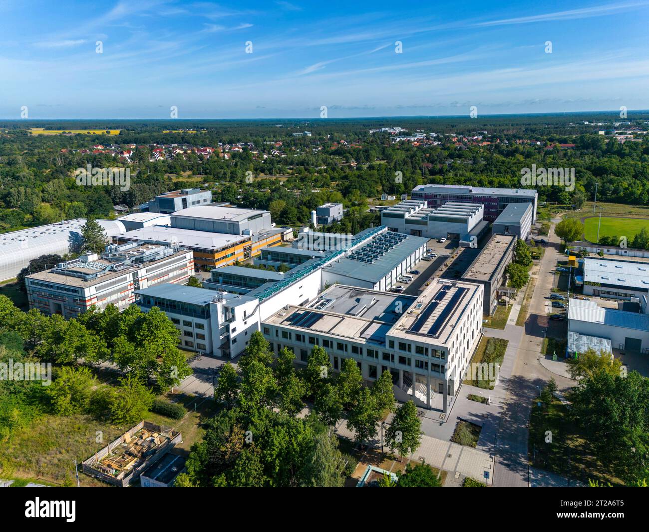 Leichtbauforschung im Forschungszentrum 3H an der BTU Cottbus DEU/Brandenburg/Cottbus Â das Forschungszentrum 3H am Zentralcampus der Brandenburgischen Technischen Universität Cottbus-Senftenberg BTU wurde im Juni 2023 eröffnet. Die Leichtbauforschung auf dem Gebiet der Faser-Kunststoff-Verbunde FKV ist an der Brandenburgischen Technischen Universität Cottbus Senftenberg BTU ein erfolgreicher Forschungsschwerpunkt. Leichtbau ist eine Schlüsseltechnologie, das Forschungszentrum 3H ermöglicht nun erstmals die interdisziplinäre Zusammenarbeit im Bereich der metall- und kunststoffintensive leicht Stockfoto