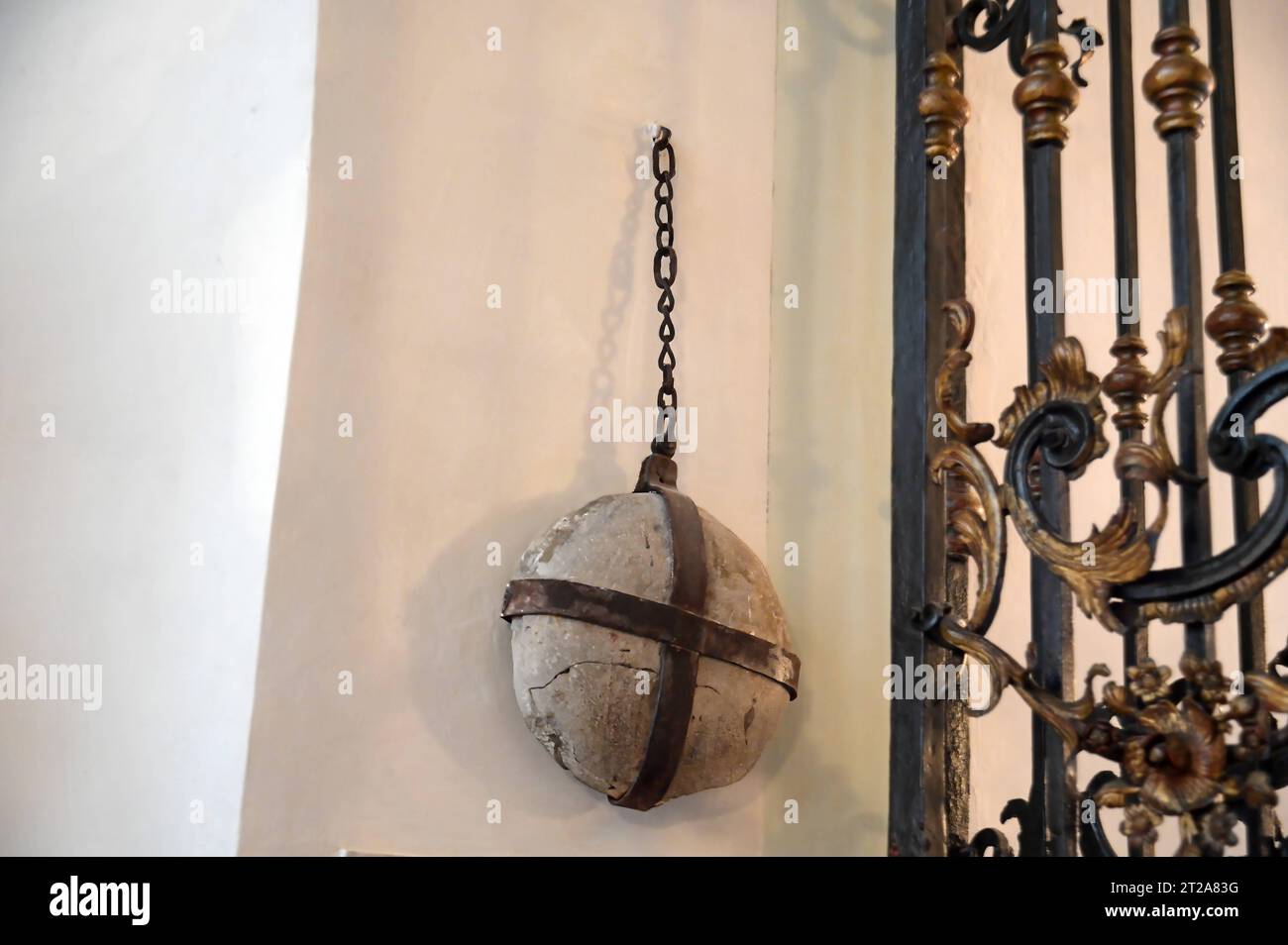 Besuch in der Stadt Salzburg in Österreich, am 12.10.2023. Das Bild zeigt den sagenumwobenen Steinernen Brotlaib, am Eingang innen, der Franziskanerkirche in Salzburg. Die Geschichte ist unter dem Link https://www.sagen.at/texte/sagen/oesterreich/salzburg/stadt salzburg/steinerne Brotlaib.html zu finden. 2023 - Besuch in der Stadt Salzburg in Österreich, am 12.10.2023. *** Besuch der Stadt Salzburg in Österreich, am 12 10 2023 das Bild zeigt das legendäre Steinernen Brotlaib, am Eingang im Inneren der Franziskanerkirche in Salzburg die Geschichte finden Sie unter https www sagen at tex Stockfoto