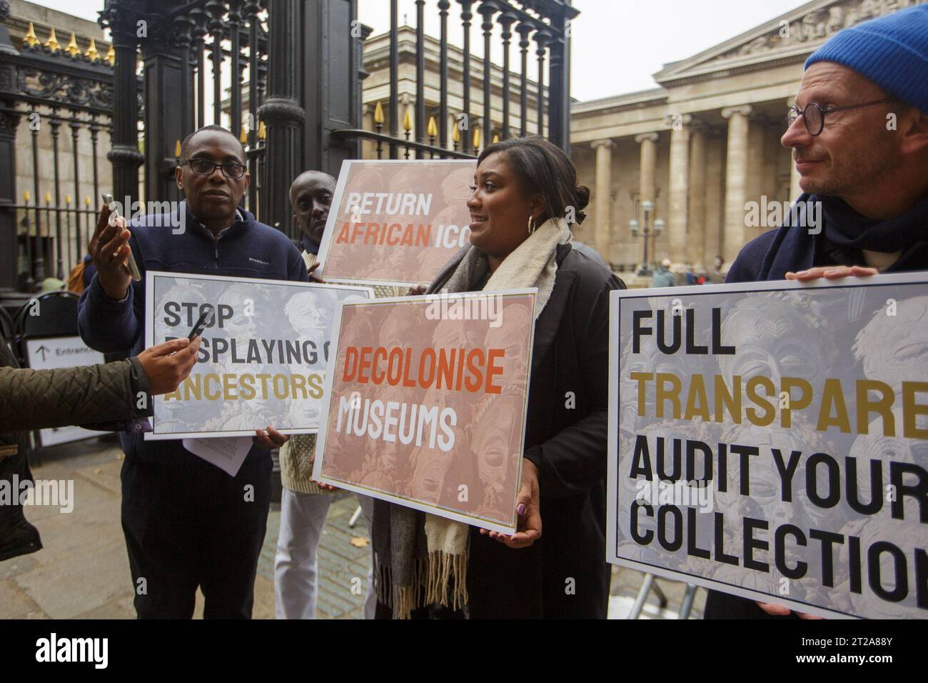 LONDON/UK 18. OKT 2023. Bell Ribeiro-Addy, Abgeordneter von Streatham, hält eine Pressekonferenz vor dem British Museum ab, um den zusammenfassenden Briefing-Bericht von zwei parteiübergreifenden Parlamentsgruppen über Wiedergutmachungen in Afrika und einen politischen Rundtisch in den Jahren 2022-2023. In den Berichten werden verschiedene Perspektiven von Parlamentariern, hochrangigen Museumsexperten, Juristen, Akademikern und Praktikern des Diaspora-Kulturerbes in Bezug auf die rechtlichen und globalen bewährten Verfahren zur Restitution zusammengeführt. Stockfoto