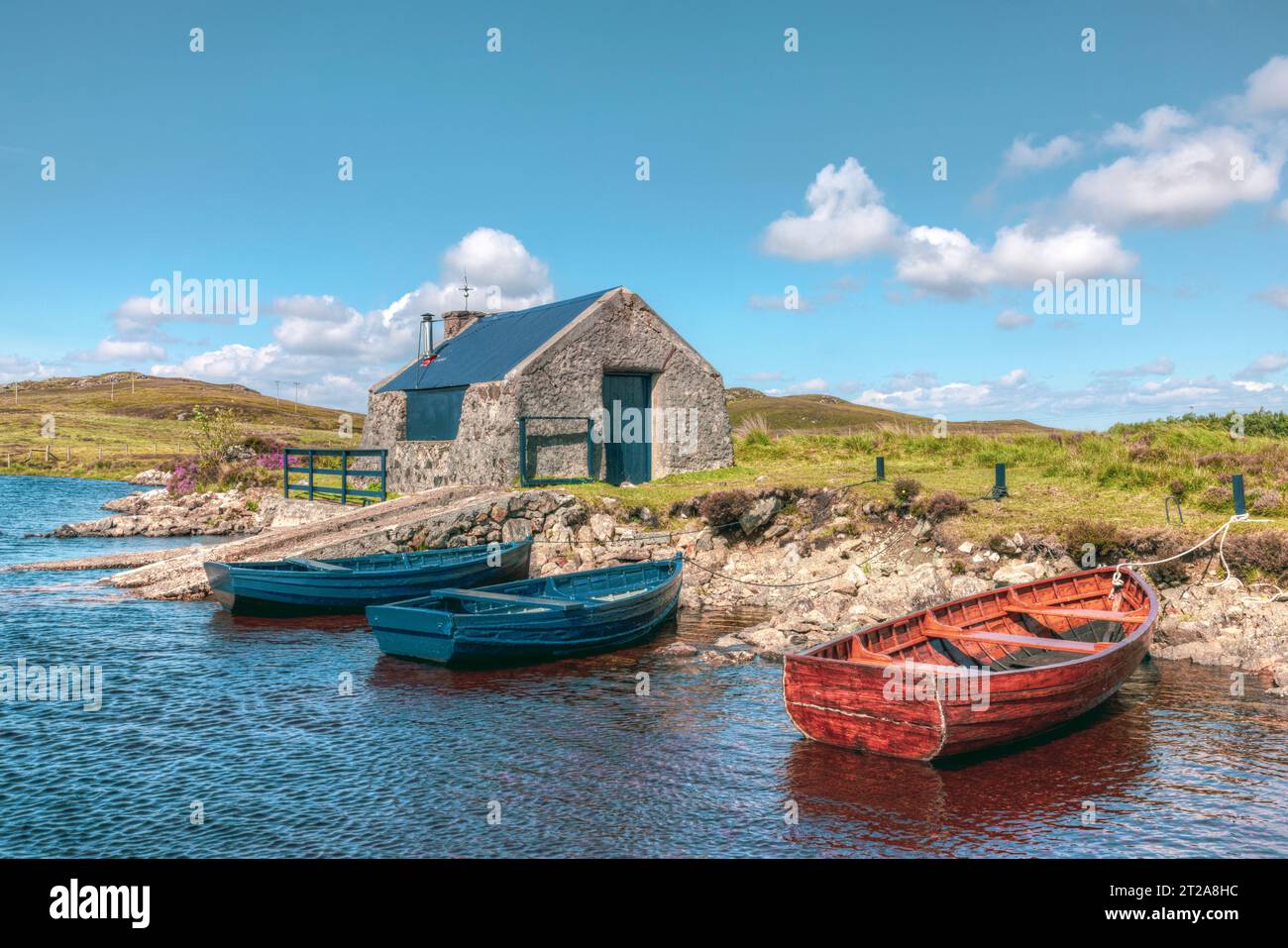 Malerisches Bootshaus am Loch Bhaltois, in der Nähe von Kinloch, Isle of Lewis, Schottland. Stockfoto