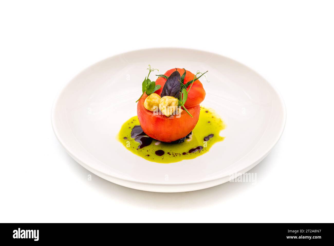 Tomaten-Caprese-Salat mit Mozzarella und Mikrosprossen auf weißem Hintergrund Stockfoto
